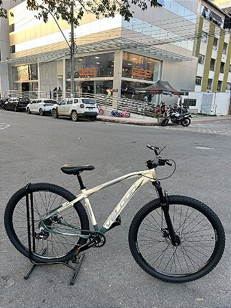 BICICLETA MTB ARO (29) VELOOH START 7 VELOCIDADES FREIO A DISCO MECÂNICO TAMANHO 17 (M) COR BEGE/VERDE MILITAR