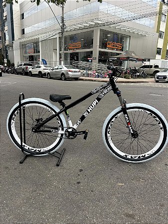 BICICLETA MTB FREERIDE ARO (26) HUPI STRIP KIT SINGLE (SEM MARCHA) FREIO DISC TRASEIRO SHIMANO MT200 COR PRETO/BRANCO