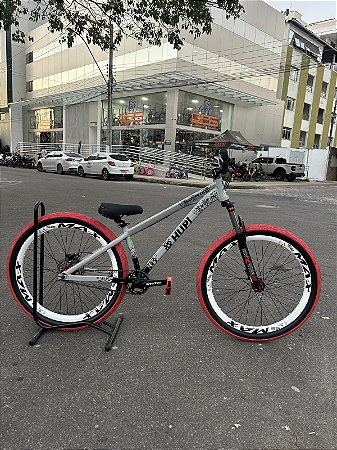 BICICLETA MTB FREERIDE ARO (26) HUPI STRIP KIT SINGLE (SEM MARCHA) FREIO DISC TRASEIRO SHIMANO MT200 COR CINZA/VERMELHO