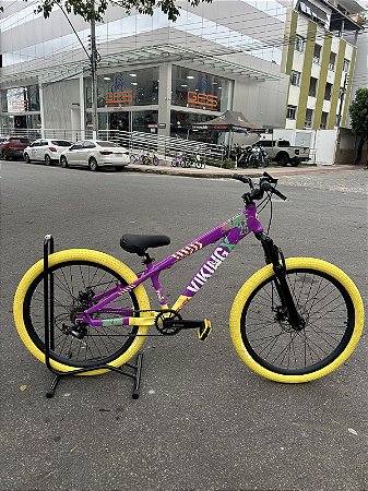 BICICLETA MTB FREERIDE ARO (26) VIKINGX TUFF-44 KIT 7 VELOCIDADES (1X7) FREIO A DISCO MECÂNICO COR ROXA/AMARELO