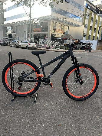 BICICLETA MTB FREERIDE ARO (26) VIKINGX TUFF-25 KIT 7 VELOCIDA DES FREIO A DISCO MECANICO COR GRAFITE