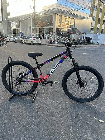 BICICLETA MTB FREERIDE ARO (26) VIKINGX TUFF X-30 CAMBIO 7VELOCIDADES (1X7) FREIO DISCO MECÂNICO COR ROSA/PRETO