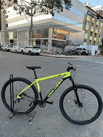 BICICLETA MTB ARO (29) VELOOH ESCALADE 7 VELOCIDADES (1X7) FREIO A DISCO MECÂNICO TAMANHO 19 (G) COR AMARELO NEON/PRETO