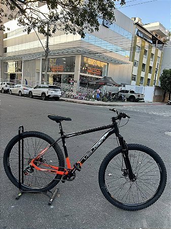 BICICLETA MTB ARO (29) VELOOH ESCALADE 7 VELOCIDADES (1X7) FREIO A DISCO MECÂNICO TAMANHO 19 (G) COR PRETO/LARANJA NEON
