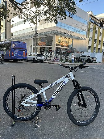 BICICLETA MTB FREERIDE ARO (26) VIKINGX TUFF-44 KIT 7 VELOCIDADES (1X7) FREIO A DISCO MECÂNICO COR BRANCO/AZUL
