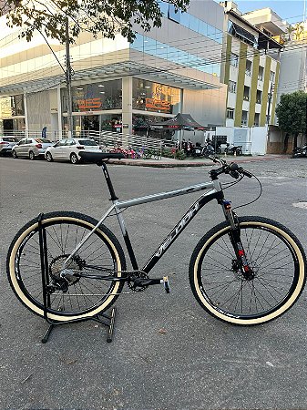 BICICLETA MTB ARO (29) VELOOH ESCALARDE 12 VELOCIDADES GTA (1X12) FREIO A DISCO HIDRÁULICO TAMANHO 21 (GG) PRATA/PRETO