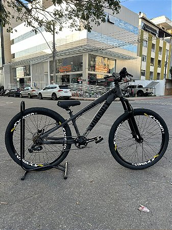 BICICLETA MTB FREERIDE ARO (26) VIKINGX TUFF-25 KIT 7 VELOCIDADES FREIO A DISCO HIDRÁULICO TRASEIRO COR GRAFITE/PRETO