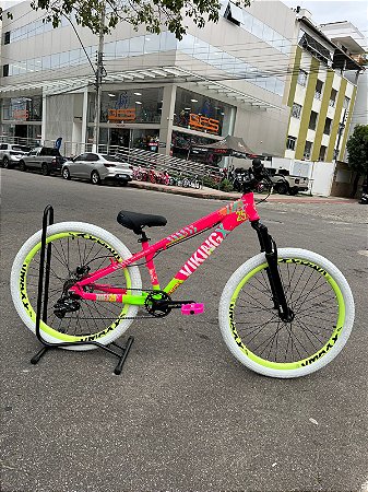 BICICLETA MTB FREERIDE ARO (26) VIKINGX TUFF-25 KIT 7 VELOCIDADES FREIO A DISCO HIDRÁULICO TRASEIRO COR ROSA/VERDE/BRANC