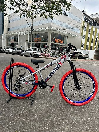 BICICLETA MTB FREERIDE ARO (26) VIKINGX TUFF-25 KIT 7 VELOCIDADES FREIO A DISCO HIDRÁULICO TRASEIRO COR PRATA/VERMELHO