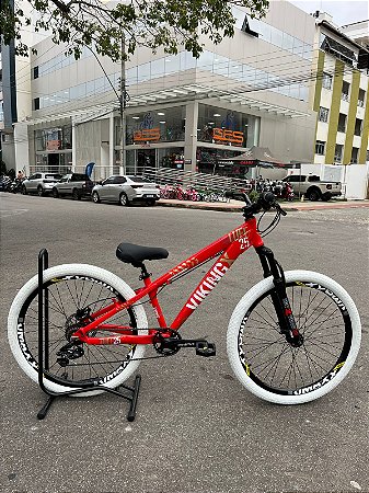 BICICLETA MTB FREERIDE ARO (26) VIKINGX TUFF-25 KIT 7 VELOCIDADES FREIO A DISCO HIDRÁULICO TRASEIRO COR VERMELHO/BRANCO
