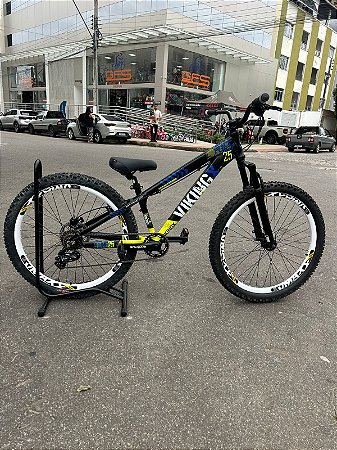 BICICLETA MTB FREERIDE ARO (26) VIKINGX TUFF-25 KIT 7 VELOCIDADES FREIO A DISCO HIDRÁULICO TRASEIRO COR PRETO/AMARELO