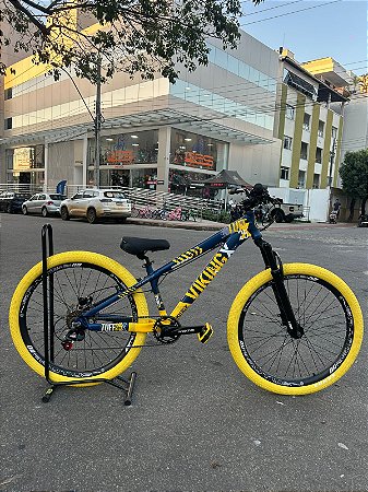 BICICLETA MTB FREERIDE ARO (26) VIKINGX TUFF-25 KIT 7 VELOCIDADES FREIO A DISCO HIDRÁULICO TRASEIRO COR AZUL/AMARELO
