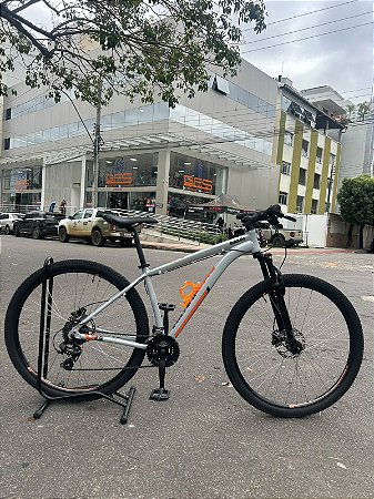 BICICLETA MTB ARO (29) CALOI 29 24VELOCIDADES (3X8) FREIO DISC HIDRAULICO TAMANHO 17 (M) COR CINZA (SEMINOVA)