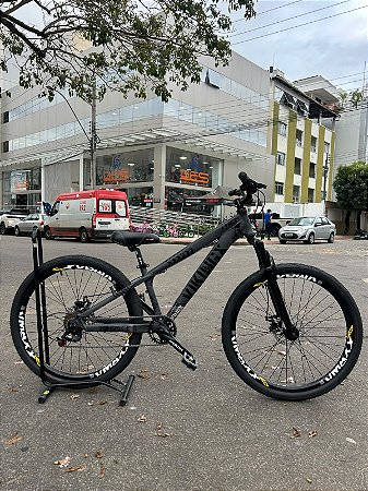 BICICLETA MTB FREERIDE ARO (26) VIKINGX TUFF-25 KIT 7 VELOCIDADES FREIO A DISCO MECÂNICO COR GRAFITE/PRETO