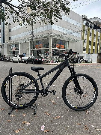 BICICLETA MTB FREERIDE ARO (26) VIKINGX TUFF-25 KIT 7 VELOCIDADES FREIO A DISCO HIDRAULICO COR GRAFITE/PRETO