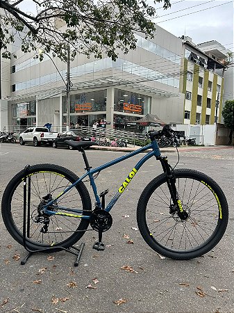 BICICLETA MTB ARO (29) CALOI ASPEN 24 VELOCIDADES(3X8) FREIO DISC MECÂNICO TAMANHO 17 (M) COR AZUL/AMARELO