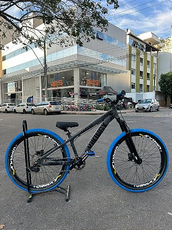 BICICLETA MTB FREERIDE ARO (26) VIKINGX TUFF X-25 KIT 8 VELOCIDADES FREIO DISCO HIDRÁULICO ABSOLUTE COR PRETO/AZUL