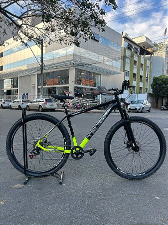 BICICLETA MTB ARO (29) VELOOH START 7 VELOCIDADES FREIO A DISCO MECÂNICO TAMANHO 19 (G) COR PRETO/AMARELO NEON