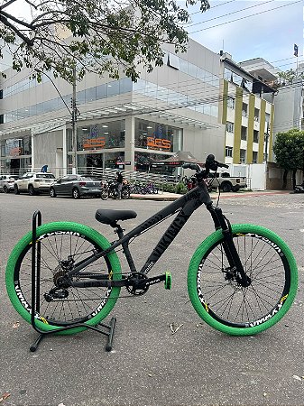 BICICLETA MTB FREERIDE ARO (26) VIKINGX TUFF-25 KIT 7 VELOCIDADES FREIO A DISCO MECÂNICO COR GRAFITE/VERDE