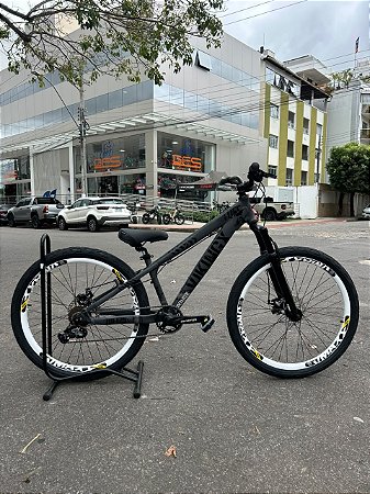 BICICLETA MTB FREERIDE ARO (26) VIKINGX TUFF-25 KIT 7 VELOCIDADES FREIO A DISCO MECÂNICO COR GRAFITE/BRANCO
