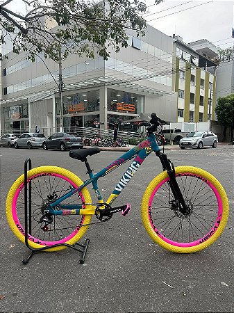 BICICLETA MTB FREERIDE ARO (26) VIKINGX TUFF-25 CAMBIO 7 VELOCIDADES (1x7) FREIO DISC MECÂNICO COR AZUL/ROSA/AMARELO