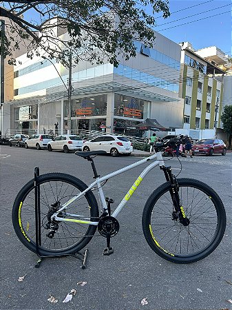 BICICLETA MTB ARO (29) CALOI ASPEN 24 VELOCIDADES (3X8) FREIO DISC MECÂNICO TAMANHO 17 (M) COR CINZA/LIMÃO