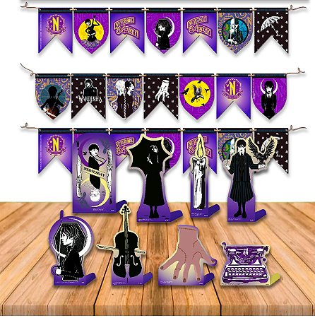 Kit festa Wandinha Decoração aniversá Bandeirola + 8 Display