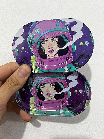BANDEJA PEQUENA METAL COM TAMPA DE IMÃ MODELO ASTRONAUTA MULHER
