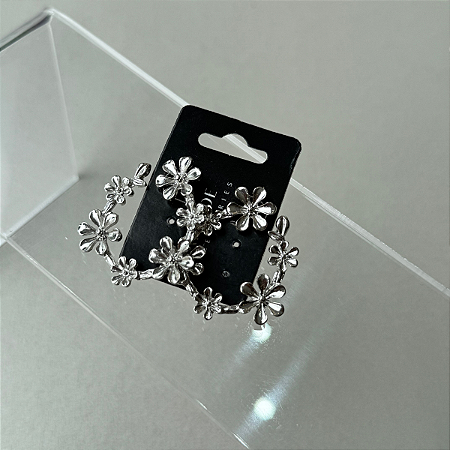 Brinco Argola com Flores Cor: Prata