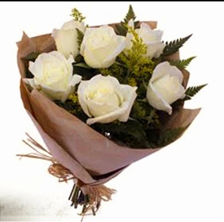Meia duzia rosas brancas no Kraft
