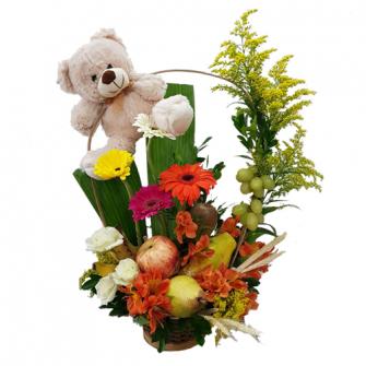 Ikebana de frutas com flores e urso