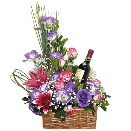 Arranjo com flores finas e vinho