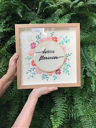 Quadro Bordado com bastidor dentro