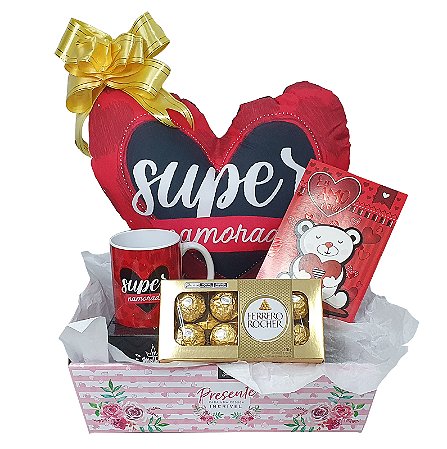 Presente Para Namorada - Kit Cesta Com Almofada, Caneca E Cartão + Chocolate Ferrero