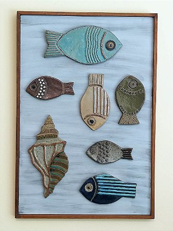Painel 6 peixes e 1 concha em cerâmica artesanal sobre madeira 42 X 62 cms