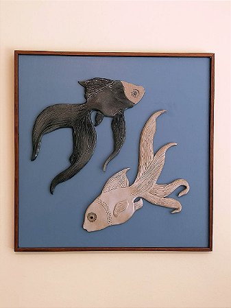 Painel casal de peixes em cerâmica artesanal sobre madeira 56 X 56 cms