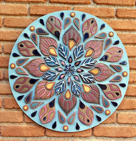 Mandala em cerâmica artesanal sobre madeira 60 cms