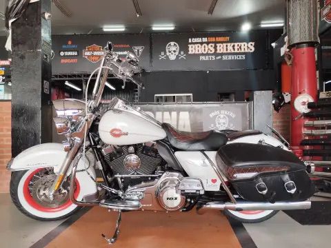 HARLEY-DAVIDSON ROAD KING CLASSIC