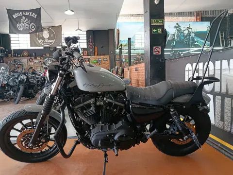 HARLEY-DAVIDSON SPORTSTER XL 883 R