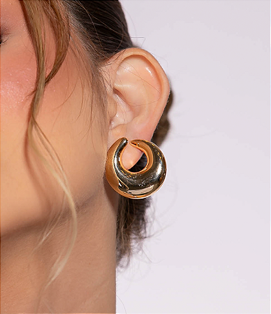 Brinco dourado liso banho em ouro 18k