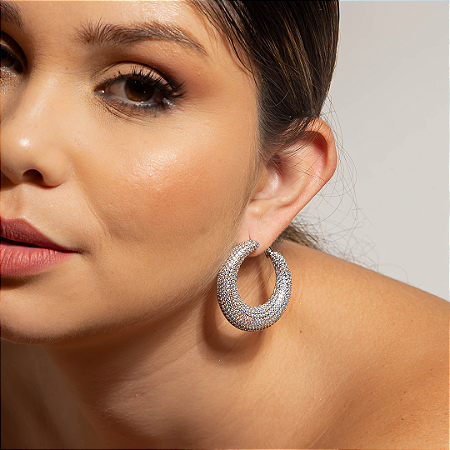 Brinco de argola com zirconia banho em rodio branco
