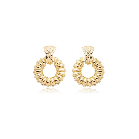 Brinco dourado detalhado banho em ouro 18k