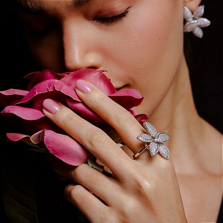 Conjunto de brinco e anel cravejado banho em rodio branco