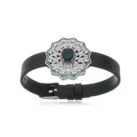 Pulseira de couro com pingente cravejado de zirconia cristal e esmeralda