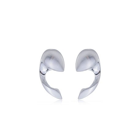 Brinco liso acetinado banho em rodio branco