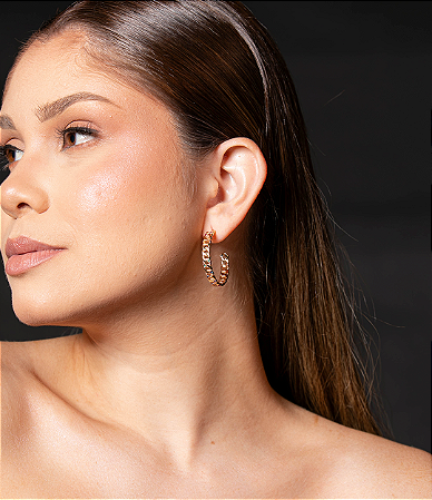 Brinco de argola cravejado de zirconia colorida banho em ouro 18k