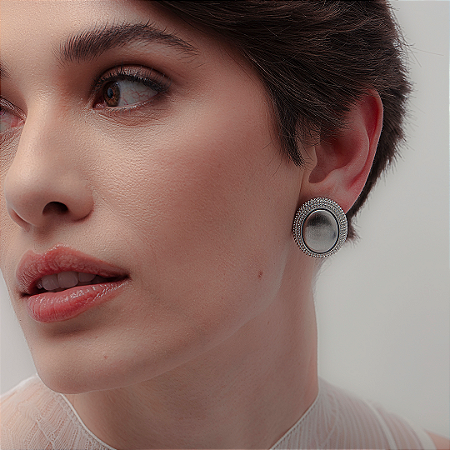 Brinco de Base Acetinado Banho em Ródio Branco