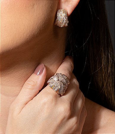 Conjunto de brinco e anel cravejado banho em ouro 18K