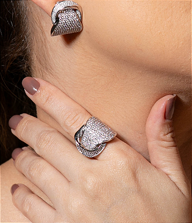 Conjunto de brinco e anel cravejado com zirconia banho em rodio branco