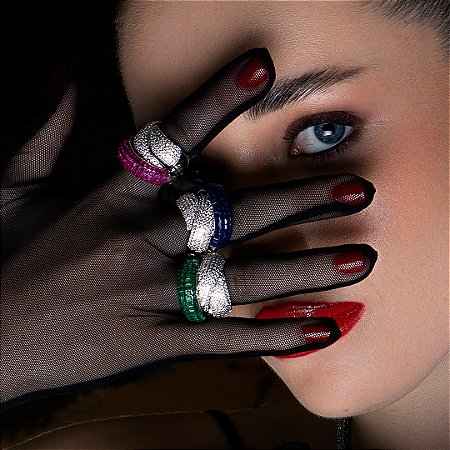 Anel cravejado com zirconia safira banho em ródio branco